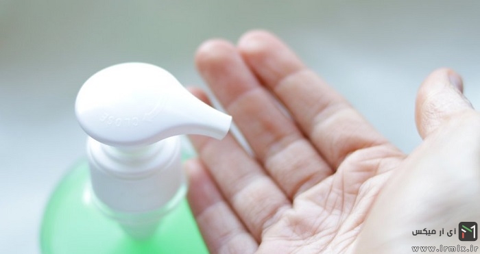 دست با مایع دست شویی