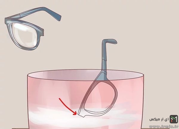 انداختن قطعات شکسته داخل قابلمه
