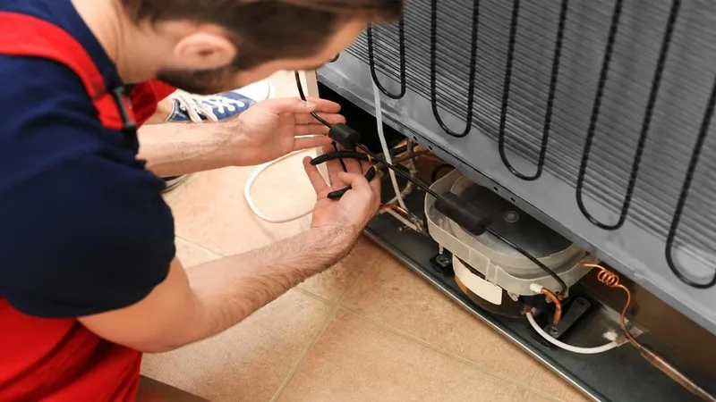 اگر احتمال نشت وجود دارد، مسیر تخلیه و سینی آب را بررسی کنید