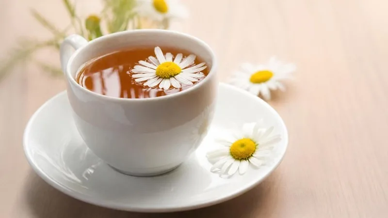 دمنوش بابونه برای آرام کردن گلو