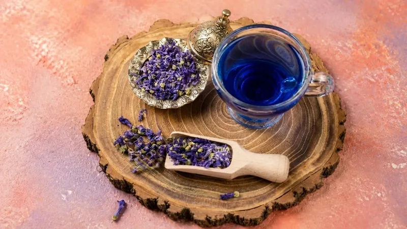 دمنوش گل گاو زبان مناسب برای رفع گرفتگی صدا و ناراحتی گلو