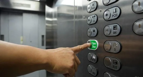 فشردن دکمه open door در هنگام گیر کردن در آسانسور