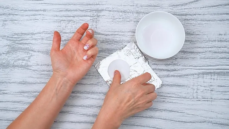 پنبه را به استون خالص آغشته کنید، روی ناخن بگذارید