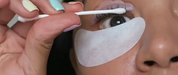 با محلول پاک کننده مژه را تمیز کنید.