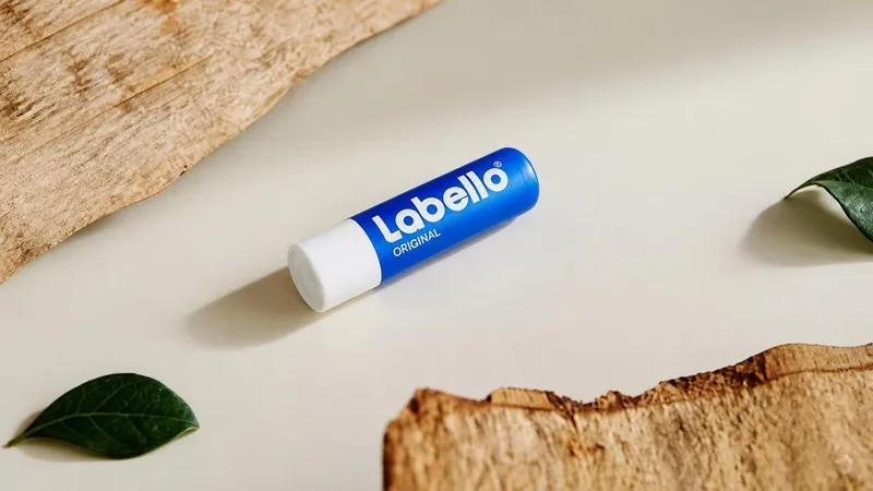 بالم لب بی رنگ لابلو (Labello) برای استفاده آسان در طول روز