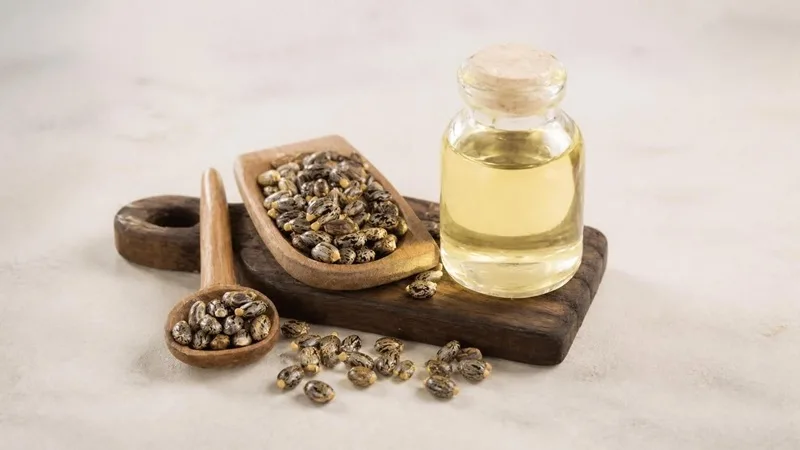 روغن کرچک برای نرم نگه داشتن پوست