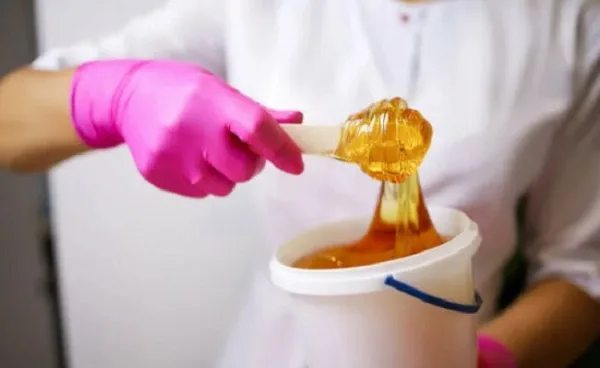 زدن موی بدن مردان با شوگرینگ (Sugaring)
