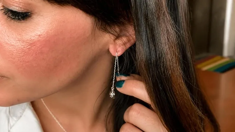 تنظیم زنجیر گوشواره بخیه ای در یک سوراخ گوش