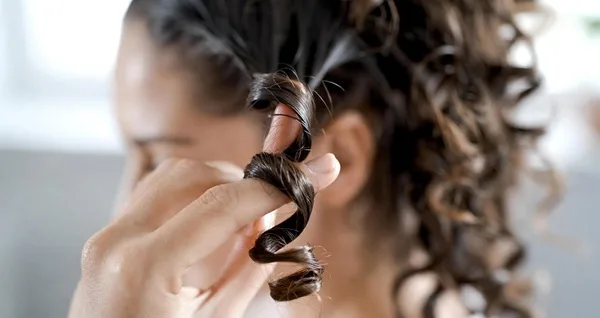 استفاده از تکنیک Twist برای فر شدن مو