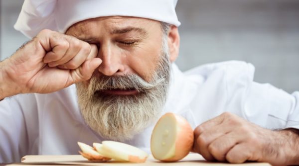 پیشگیری از سوزش چشم هنگام خرد کردن پیاز